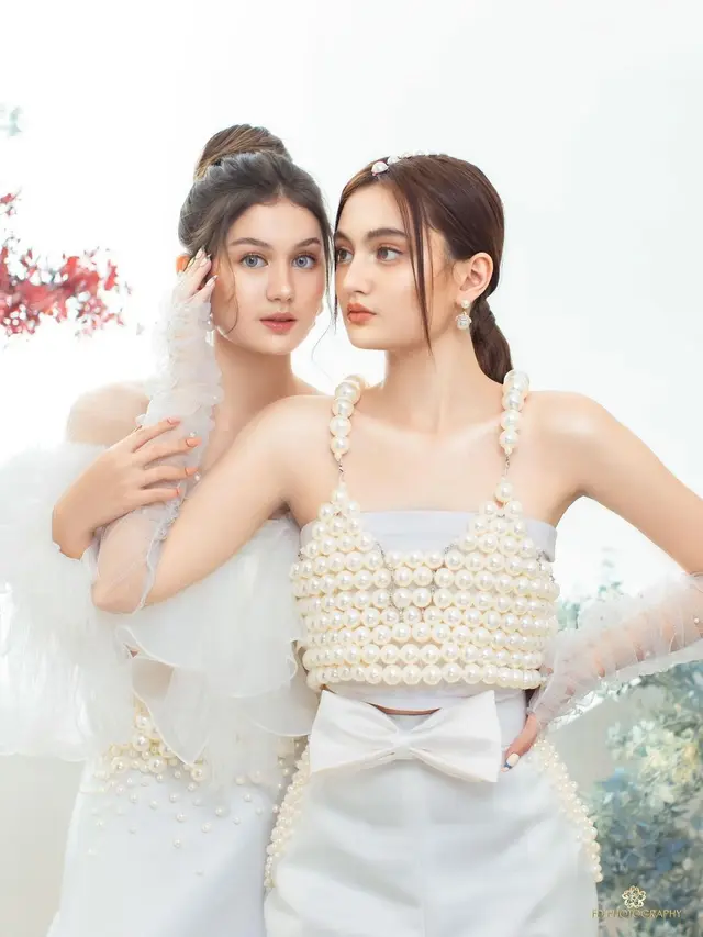 8 Gaya Pemotretan Zoe Abbas dan Laura dengan Outfit Serba Putih, Banjir Pujian