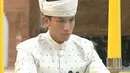 Pangeran pun tampak mengenakan hiasan kepala khas pria Brunei. Membuat pangeran tampak gagah. [@tmski.updates]