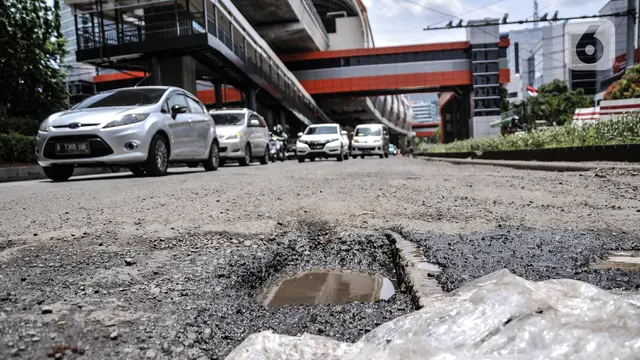 Jalan Rusak di HR Rasuna Said Ancam Keselamatan Pengendar