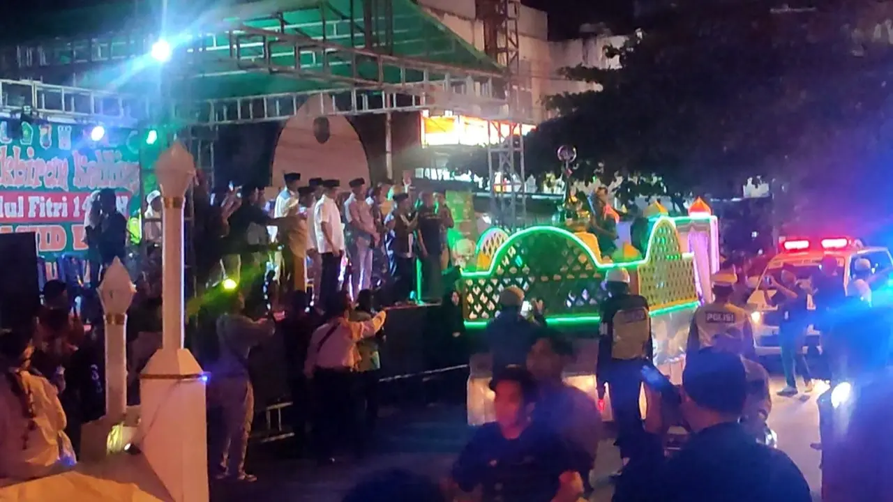 Wali Kota Manado Andrei Angouw dan Wakil Wali Kota Richard Sualang saat menyambut peserta pawai malam takbiran, Selasa (09/04/2024) malam.