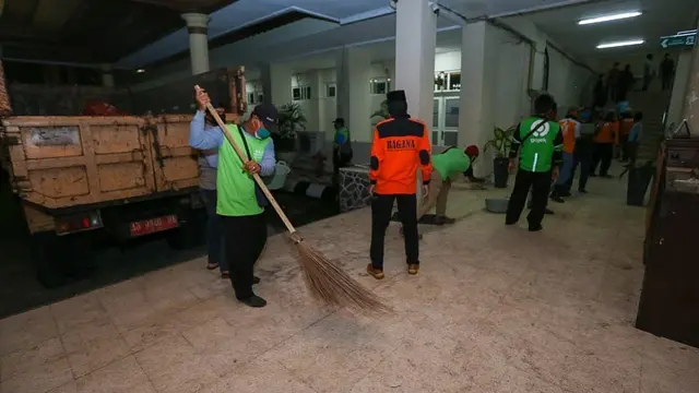 7 Potret Warga Jogja Bersih-bersih Bekas Demo di Malioboro, Tuai Pujian
