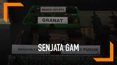 Mantan kombatan Gerakan Aceh Merdeka menyerahkan senjata kepada Tentara. TNI dan Polri menjamin keselamatan seluruh warga yang menyerahkan senjata tersebut.