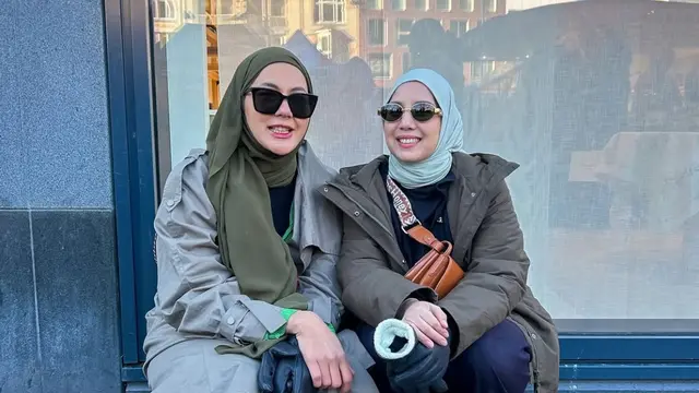 Tya Ariestya dan Paula Verhoeven saat Liburan (credit: https://www.instagram.com/tya_ariestya/).