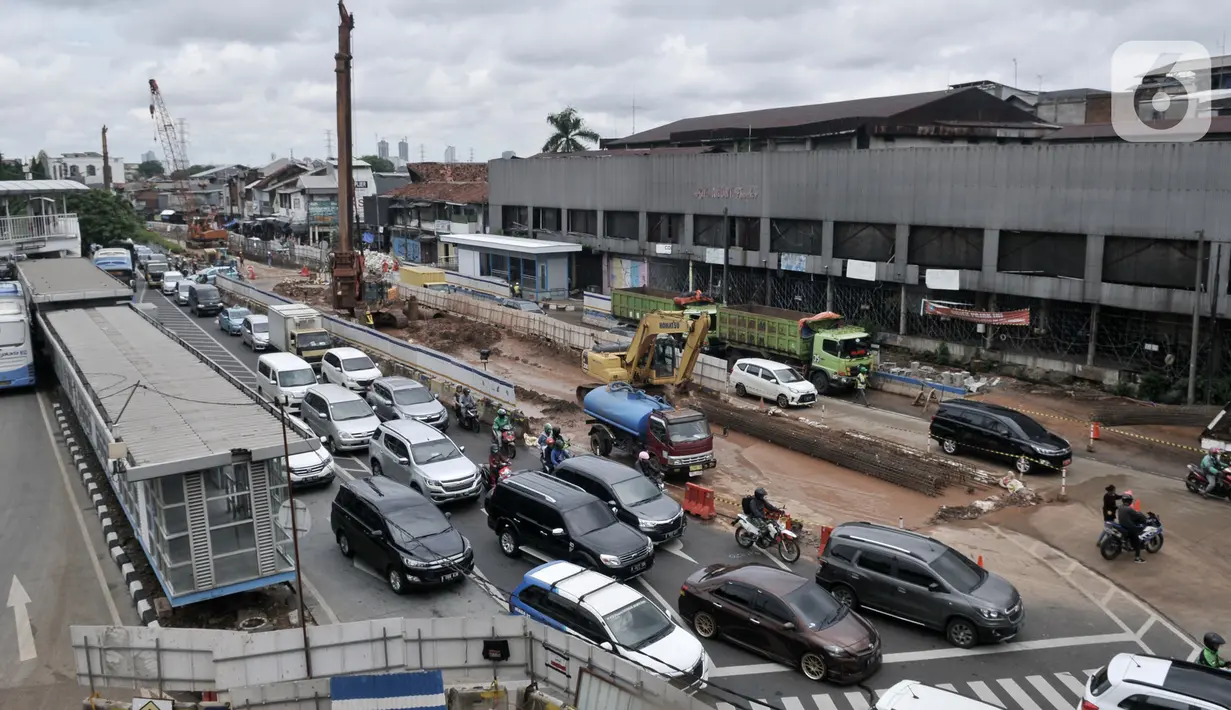 Sejumlah kendaraan terjebak kemacetan saat melintasi proyek Underpass Senen Extension di simpang Senen, Jakarta, Senin (3/2/2020). Penyempitan jalan karena adanya proyek underpass tersebut menyebabkan kemacetan kendaraan meski telah dilakukan rekayasa lalu lintas. (merdeka.com/Iqbal Nugroho)