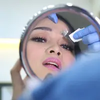 Ini salah satu teknik sulam alis terbaru yang diperkenalkan oleh Koh Ali si ahli tato sulam. (Bintang.com/Bambang E.Ros)