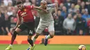 Duel Jesse Ligard dan Fabinho pada laga lanjutan Premier League yang berlangsung di stadion Old Trafford, Manchester, Minggu (24/2). Man United bermain imbang 0-0 kontra Liverpool. (AFP/Oli Scarff)
