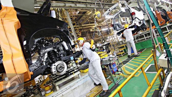 Pekerja menyelesaikan pembuatan mobil di pabrik Karawang 1 PT Toyota Motor Manufacturing Indonesia, Jawa Barat, Selasa (26/1). Pabrik ini memproduksi Kijang Innova serta Fortuner mencapai 130.000 unit pertahun. (Liputan6.com/Immanuel Antonius)
