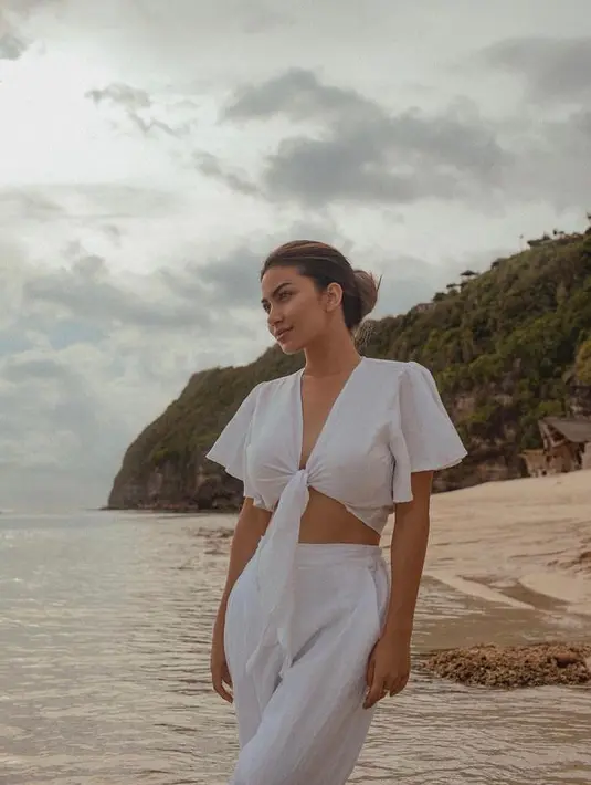 Simple dan anggun, sontek kombinasi wrap cropped top dan trouser ala Ariel Tatum. @arieltatum