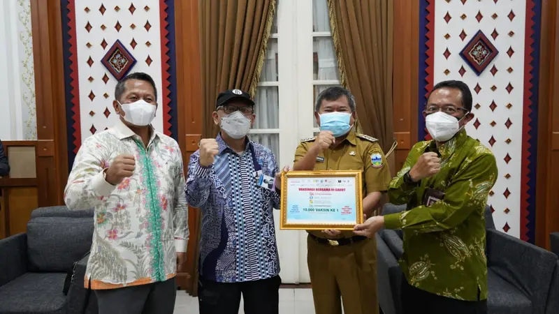 Bupati Garut Rudy Gunawan menerima secara simbolis bantuan vaksin hingga 10 ribu dosis dari BI dan OJK Jawa Barat.