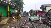 Warga yang sudah mendapatkan kompensasi mulai mengosongkan tempat tinggal mereka yang berdiri di sepanjang sepadan jalur KA Bogor-Sukabumi. (Liputan6.com/Achmad Sudarno)