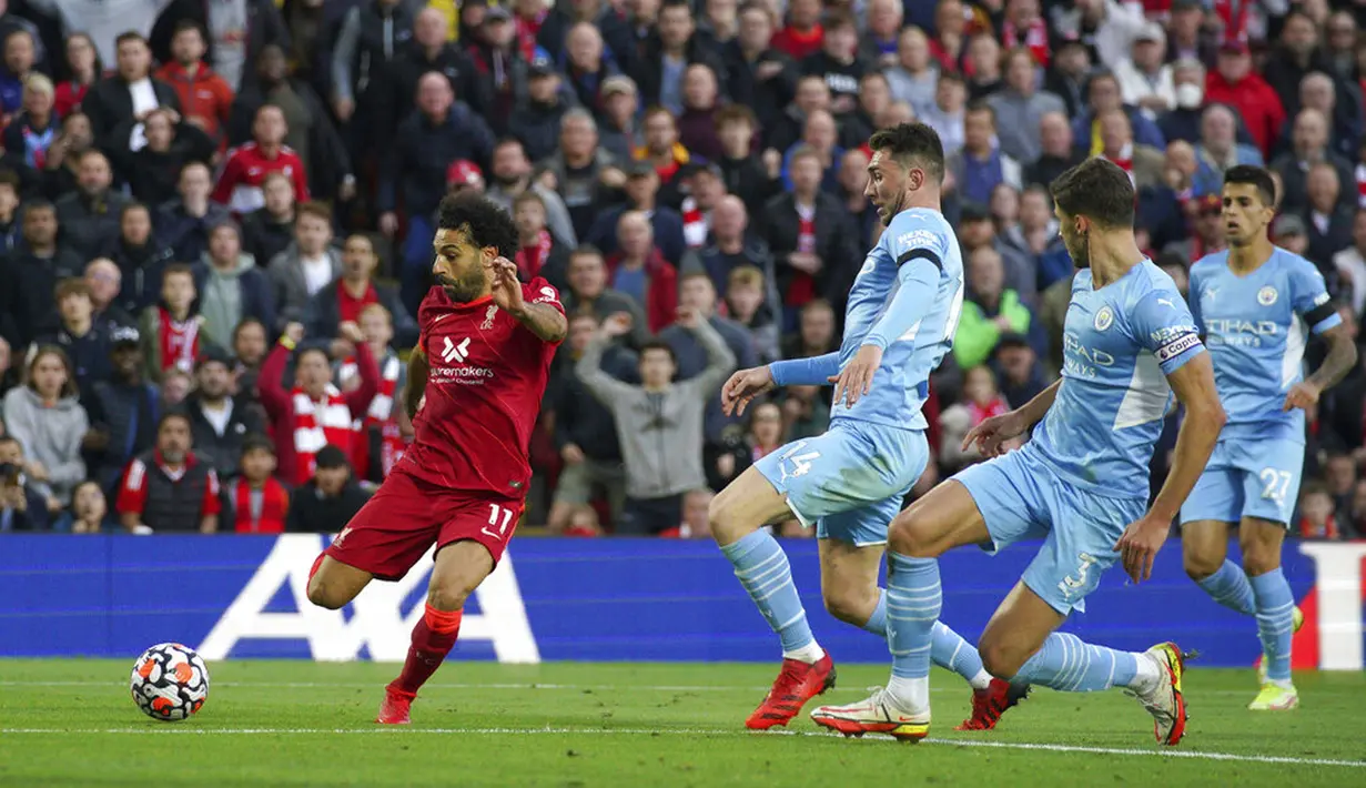 Pemain Liverpool Mohamed Salah (kiri) mencetak gol ke gawang Manchester City pada pertandingan Liga Inggris di Anfield, Liverpool, Inggris, Minggu (3/10/2021). Pertandingan berakhir imbang 2-2. (Peter Byrne/PA via AP)