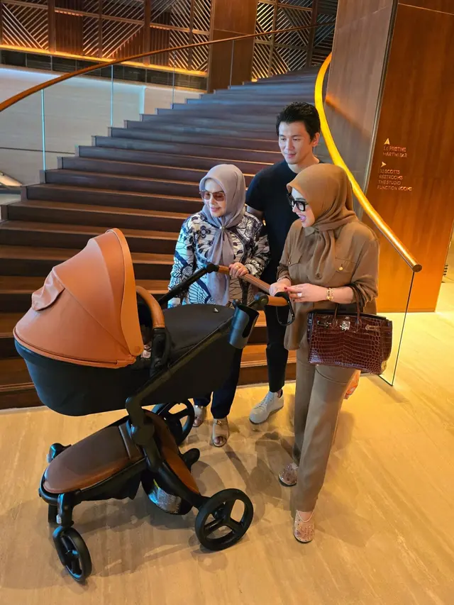 7 Potret Syahrini Ajak Baby R Jalan-Jalan di Singapura, Wajahnya Masih Dirahasiakan