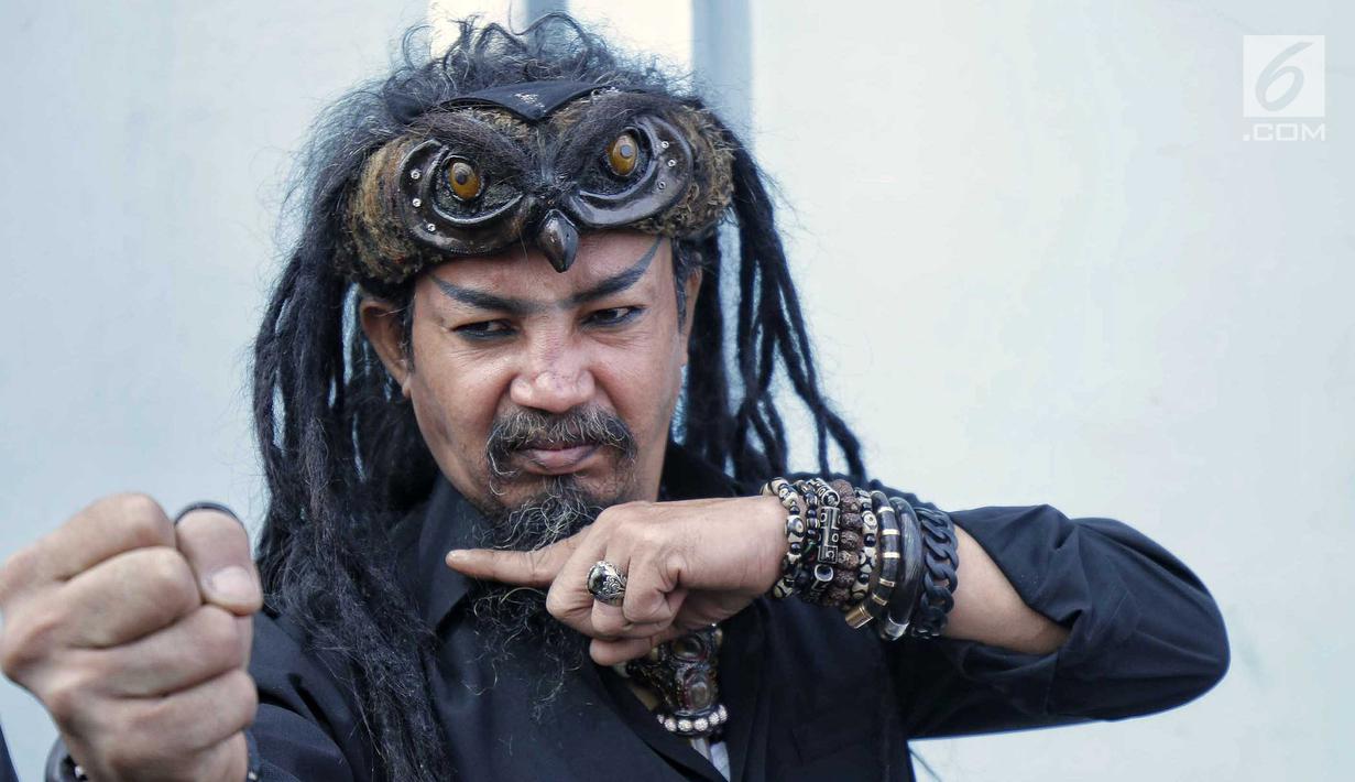 Mentalis Limbad berpose saat menghadiri acara di kawasan Tendean, Jakarta, Kamis (2/8). Limbad mengaku membuat keke challenge terinspirasi dari sang anak yang telah melakukannya sebelumnya. (Liputan6.com/Faizal Fanani)