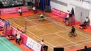 Pebulutangkis Banten, M Subhan saat melawan Chandra Yuda (DKI Jakarta) saat turun di kelas RR2 Indonesia Para Games Invitational Tournament 2018 di Istora Senayan, Jakarta, Rabu (27/6). (Liputan6.com/Helmi Fithriansyah)