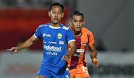 Winger Persib Bandung, Beckham Putra dikawal secara ketat oleh bek kiri Borneo FC Samarinda, Leo Guntara dalam laga pekan ke-28 BRI Liga 1 2024/2025 di Stadion Segiri, Samarinda, Jumat (11/4/2025) malam WIB. (Dok. Borneo FC Samarinda).