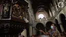 Pekerja membersihkan ornaman saat melakukan persiapan jelang ibadah Natal di Gereja Katedral, Jakarta, Jumat (23/12/2022). Menjelang peringatan Natal pada Minggu (25/12) mendatang, Gereja Katedral Jakarta melakukan persiapan bersih-bersih dan pemasangan dekorasi. (Liputan6.com/Herman Zakharia)