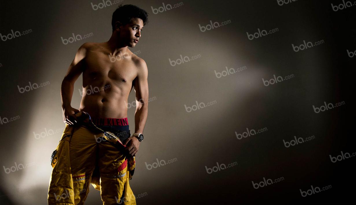 Pebalap Indonesia, Philo Paz Armand, melakukan sesi pemotretan di Kantor Redaksi Bola.com, Jakarta, Kamis (14/4/2016). Berikut foto-foto eksklusif Philo Paz Armand. (Bola.com/Vitalis Yogi Trisna)