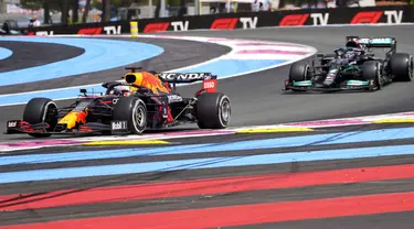 Pembalap Max Verstappen (kiri) memimpin di sebelah pembalap Lewis Hamilton pada pertandingan F1 GP Prancis di Sirkuit Paul Ricard, Le Castellet, Prancis, Minggu (20/6/2021). Max Verstappen tercepat di F1 GP Prancis. (AP Photo/Francois Mori)