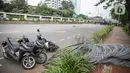 Sejumlah motor tergeletak seusai polisi membubarkan massa di depan pintu gerbang gedung DPR RI, Jakarta, Senin (11/4/2022). Situasi mulai memanas akibat sejumlah pengunjuk rasa melempari petugas dengan berbagai benda lainnya. (Liputan6.com/Faizal Fanani)