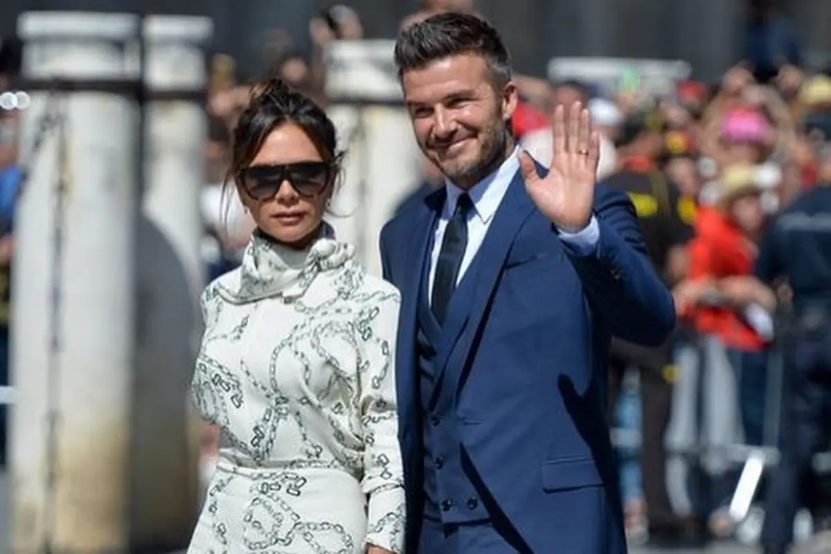 Gaya Kembar Victoria Beckham dan Meghan Markle dengan Gaun Putih Bermotif, Lebih Cantik Siapa?