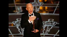 Aktor J.K. Simmons menerima piala Oscar untuk peran pendukung dalam film "Whiplash" di Academy Awards ke-87 di Dolby Theatre, Los Angeles, California, (22/2/2015). (Reuters/Mike Blake)