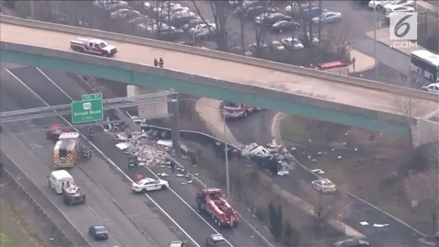 Truk kontainer hancur usai terjatuh dari jembatan layang di Bensalem, Pennsylvania, Amerika Serikat.