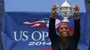 Petenis Amerika Serikat, Serena Williams, tampil sebagai kampiun turnamen tenis US Open, (7/9/2014). (REUTERS/Shannon Stapleton)