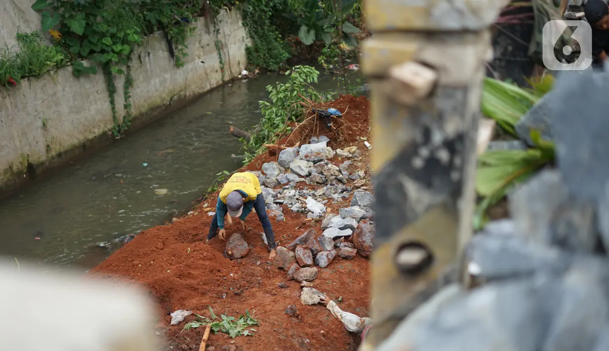 Pekerja menyelesaikan pembangunan turap di dinding Kali Tanah Baru, Depok, Jawa Barat, Kamis (3/12/2020). Pembangunan turap dilakukan guna mencegah tanah longsor yang terjadi di sejumlah titik di sepanjang bantaran Kali Tanah Baru tersebut. (Liputan6.com/Immanuel Antonius)