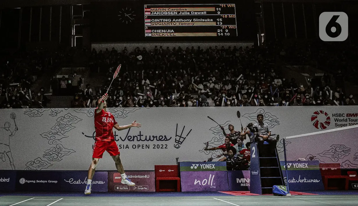 Pebulu tangkis Anthony Sinisuka Ginting mengembalikan kok ke arah pebulu tangkis Tommy Sugiarto saat tampil pada babak pertama Indonesia Open 2022 di Istora Senayan, Jakarta, Senin (14/6/2022). Anthony Sinisuka Ginting melaju ke babak selanjutnya setelah menang dua gim langsung 21-17, 22-20. (Liputan6.com/Faizal Fanani)