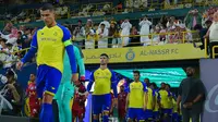 Pemain Al-Nassr berjalan memasuki stadion dengan dipimpin oleh Cristiano Ronaldo pada laga pekan ke-21 Liga Pro Arab Saudi 2022/2023 melawan Abha di Mrsool Park, Riyadh, Minggu (19/03/2023) WIB. Laga dimenangkan oleh Al-Nassr dengan skor 2-1. (Twitter/@AlNassrFC)