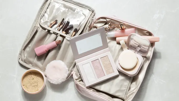 Produk Makeup Multifungsi yang Wajib Ada di Tas Kerja Perempuan Karier - Cover