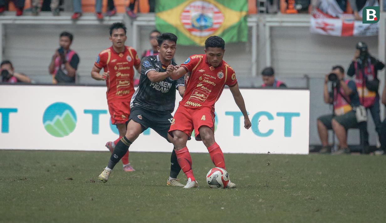 Pemain Persija Jakarta, Fajar Faturahman mencoba mengamankan bola dari rebutan pemain Semen Padang pada laga pekan terakhir BRI Super League 2025/2026 pada Sabtu (23/5) sore WIB. (Bola.com/Abdul Aziz)