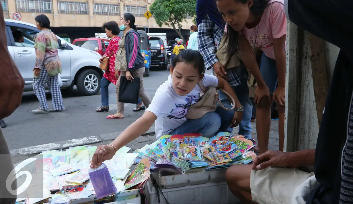 Calon pembeli memilih kartu ucapan selamat Idul Fitri di Tanah Abang, Jakarta, Selasa (28/6). Penjualan kartu ucapan tersebut alami penigkatan 100% karena menjadi incaran masyarakat untuk melengkapi hari raya lebaran. (Liputan6.com/Angga Yuniar)