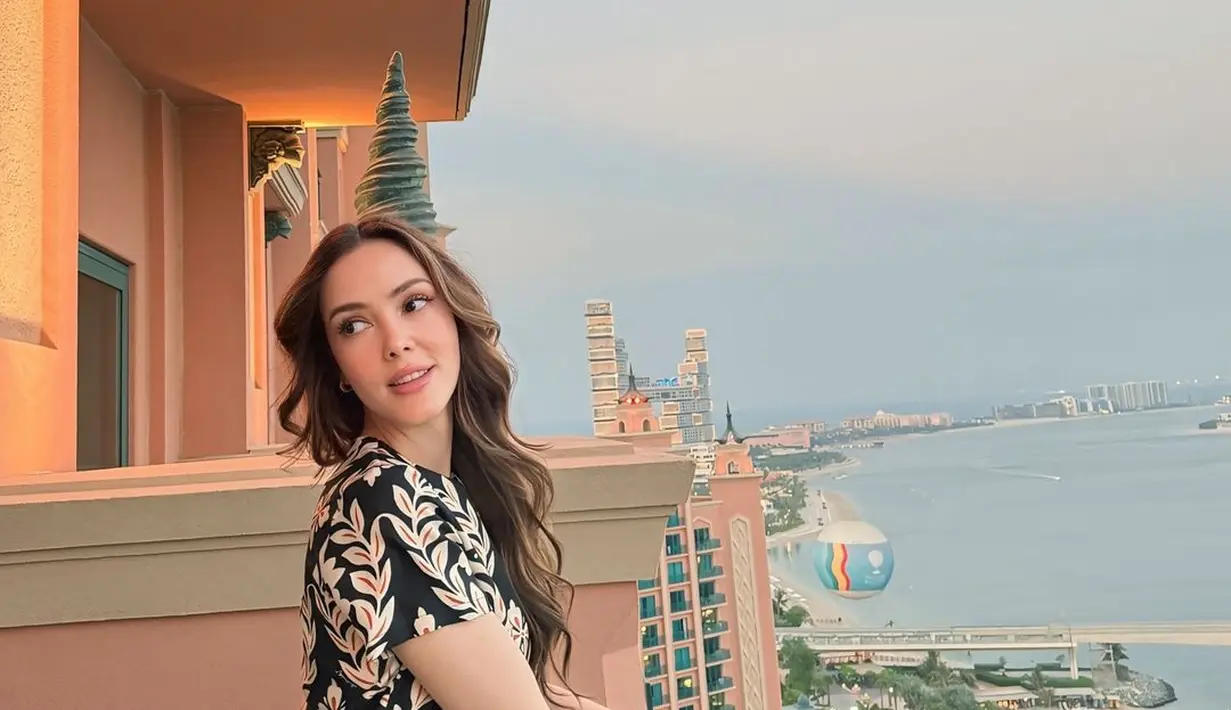 Menyesuaikan cuaca Dubai yang begitu panas, Cathy banyak mengandalkan busana berpotongan loose dengan warna-warna cerah dan motif yang playful. [@cathysharon].