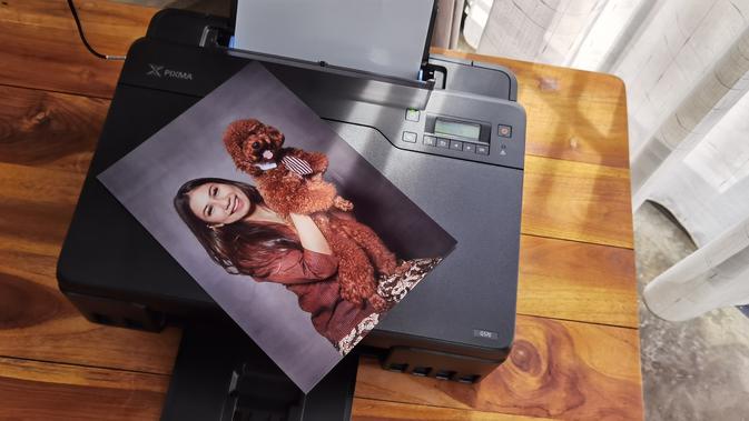 <p>Hasil cetak foto menggunakan printer Canon PIXMA Ink Efficient G570. Liputan6.com/Iskandar</p>