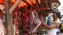 Pedagang musiman memotong daging sapi dan kerbau di Pasar Ciledug, Tangerang, Rabu (13/6). Pada H-2 Idul Fitri, harga daging sapi mengalami kenaikan hingga mencapai Rp 140 ribu per kilogram. (Liputan6.com/Angga Yuniar)