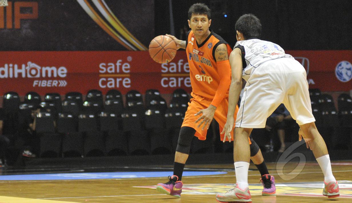 Pemain Pelita Jaya Energi-MP Jakarta, Kelly Purwanto mencoba melewati hadangan pebasket CLS Knights Surabaya pada laga putaran final IndiHome NBL Championship 2015 di di Hall Basket Senayan, Jakarta, Senin (4/5/2015). (Liputan6.com/Herman Zakharia) 
