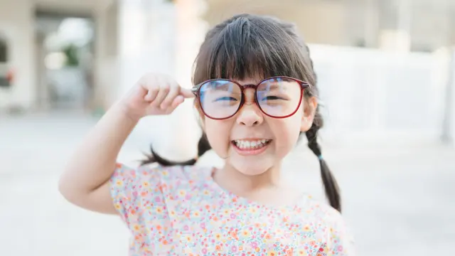 anak perempuan kecil kacamata