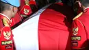Anggota Paspampres mengangkat peti jenazah Presiden RI ke-3 BJ Habibie saat tiba di rumah duka Patra Kuningan Jakarta, Rabu (11/9/2019). Peti jenazah BJ Habibie diselimuti bendera Merah Putih dan disemayamkan di rumah duka sebelum dimakamkan di TMP Kalibata. (Liputan6.com/Angga Yuniar)