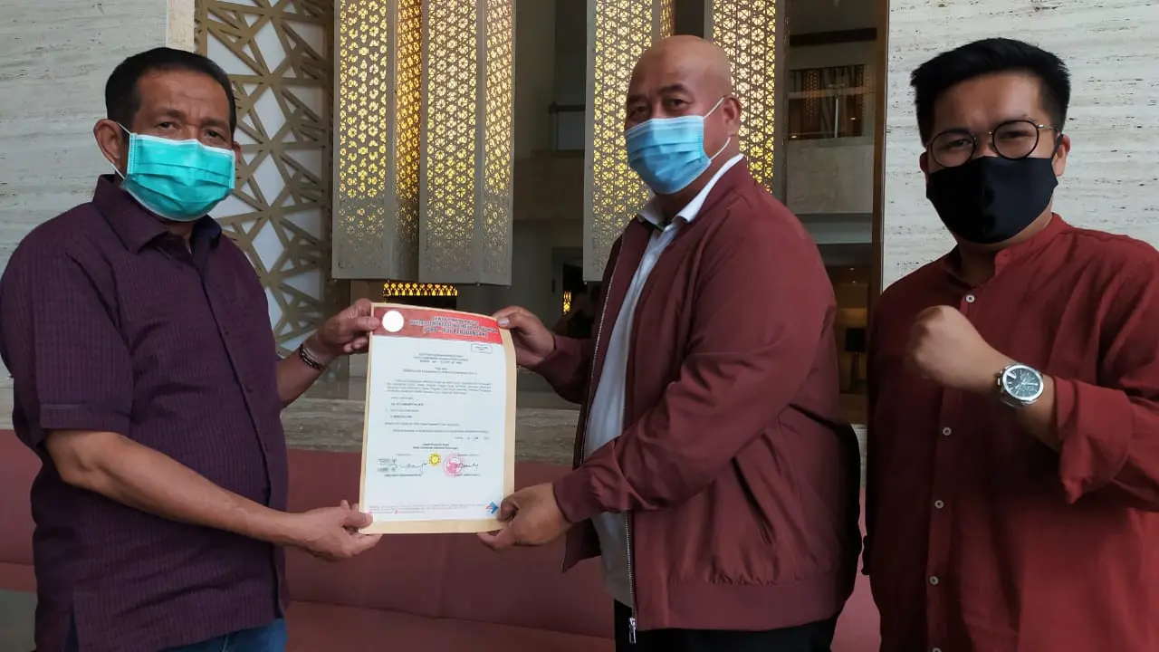 Ketua DPD PDIP Prov Kaltim Safaruddin menyerahkan SK B1KWK kepada Edi Damansyah dan Rendi Solihin, hari ini di Jakarta. (Istimewa)