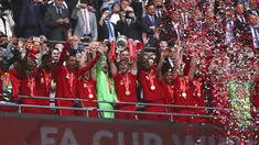 Liverpool sukses menaklukkan Chelsea dalam final Piala FA 2021/2022, Sabtu (14/5/2022). The Reds berhasil mengangkat Piala FA usai menang adu pinalti dari The Blues. (AP/Ian Walton)
