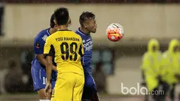 Duel Pemain Persib Bandung, Toni Sucipto dengan pemain  Mitra Kukar di Stadion Manahan, Solo. Jumat (25/2/2017). (Bola.com/Nicklas Hanoatubun)