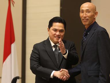 Ketua Umum PSSI, Erick Thohir, resmi mengumumkan Satoru Mochizuki, sebagai pelatih baru Timnas Putri Indonesia di Menara Danareksa, Jakarta, Selasa (20/2/2024). (Bola.com/M Iqbal Ichsan)