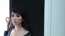 Salma Asari saat melakukan sesi pemotretan di Jakarta, (10/12). Wanita kelahiran Sukabumi 20 tahun silam ini yakin jika singlenya nanti bisa diterima oleh pecinta musik dangdut Indonesia. (Liputan6.com/Yudha Gunawan)