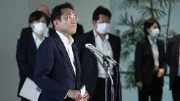 Perdana Menteri Jepang, Fumio Kishida berbicara kepada media terkait kabar terbaru terkait penembakan yang menimpa Shinzo Abe di kediaman resmi perdana menteri di Tokyo, Jumat (8/7/2022). Fumio Kishida membeberkan Shinzo Abe kini dalam kondisi yang kritis usai ditembak tanpa menjelaskan lebih detail terkait hal itu. (AP Photo/Eugene Hoshiko)