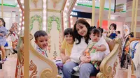 Nagita Slavina Bersama Rafathar, Rayyanza, dan Ranayma (foto: Instagram/raffinagita1717)
