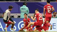 Indonesia bisa menyamakan skor di menit 37. Aksi individu menawan Yakob Sayuri yang diakhiri dengan umpan silang ke mulut gawang Irak sukses disambar oleh Marselino yang berdiri bebas di depan gawang. (AP Photo/Hussein Sayed)