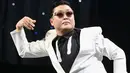PSY merasa tertekan jika harus terus-terusan menyanyikan lagu Gangnam Style. Tak hanya PSY, tenryata pihak penyelenggara juga mengundang BTS. (Foto: Allkpop.com)