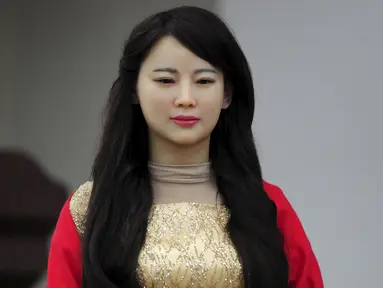Robot humanoid bernama Jiajia yang dibuat oleh Universitas Sains dan Teknologi Cina saat acara peluncurannya di Hefei, Provinsi Anhui, Cina, Jumat (15/4). Robot wanita cantik ini menjadi pusat perhatian pengunjung. (REUTERS/Stringer)