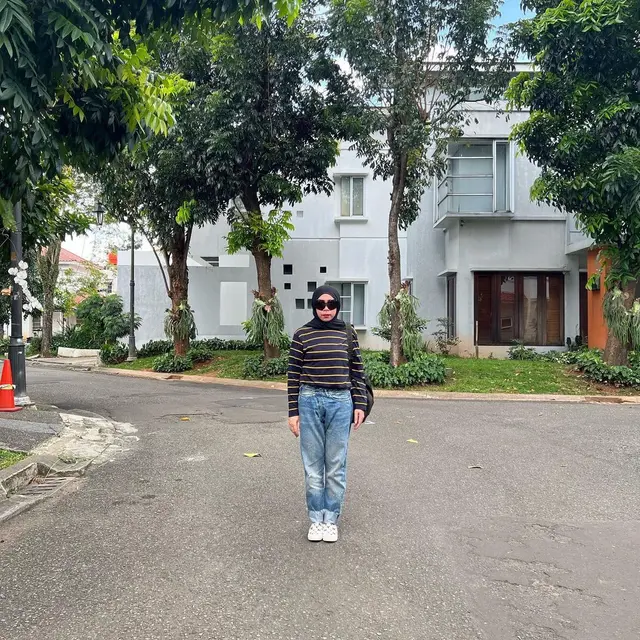 Turun Size dari XXL ke XS, 6 Gaya Terkini Melly Goeslaw Sukses Bikin Pangling